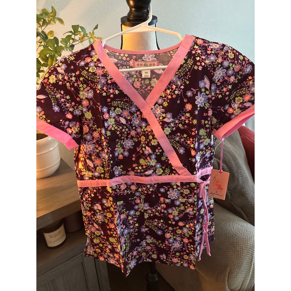 Koi xs NWT floral scrub top